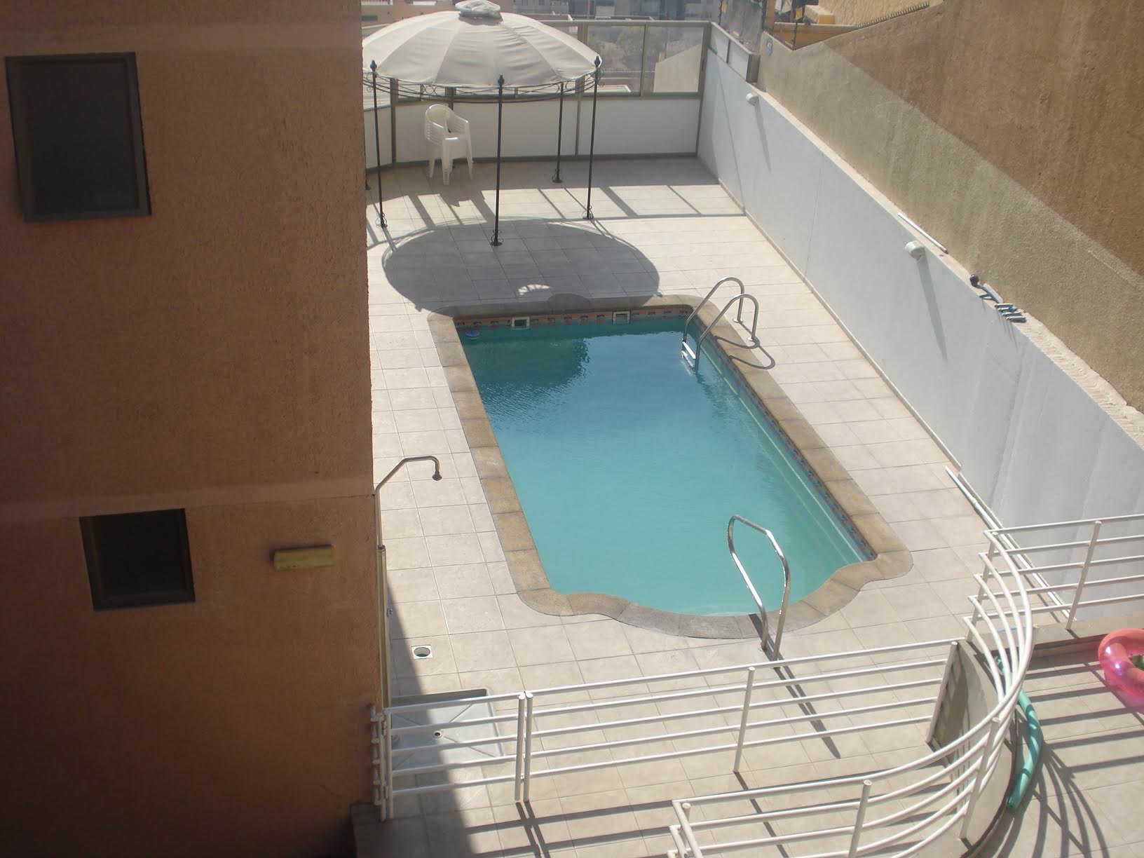 Piscina de fibra instalada en terraza residencial